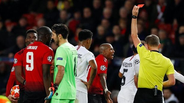 Paul Pogba Kartu Merah, Solskjaer Menyoroti Dani Alves