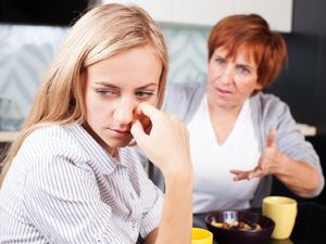 Sungkan Bicara pada Mertua? Coba Minta Suami Jadi Perantara