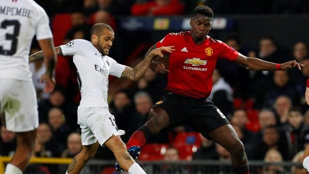 Paul Pogba mendapatkan kartu kuning kedua karena melanggar Dani Alves.