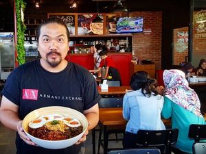 Keliling Indonesia, Ini 10 Gaya Nex Carlos Saat Icip-icip Makanan