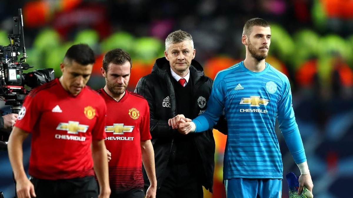 Pemain Manchester United lesu usai dikalahkan PSG 0-2 di leg pertama babak 16 besar Liga Champions. (Foto: Michael Steele/Getty Images)