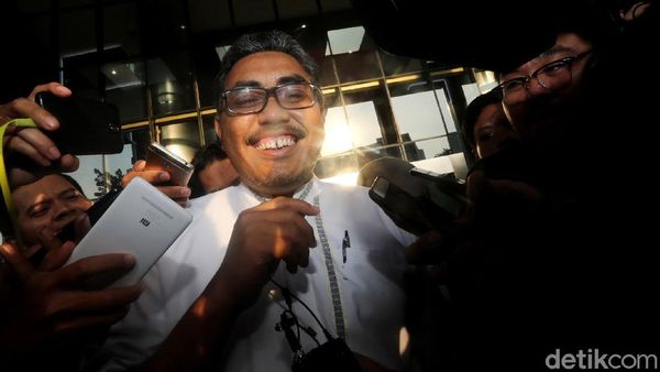 Senyum Kader PKB Usai Diperiksa KPK Soal Suap Taufik Kurniawan