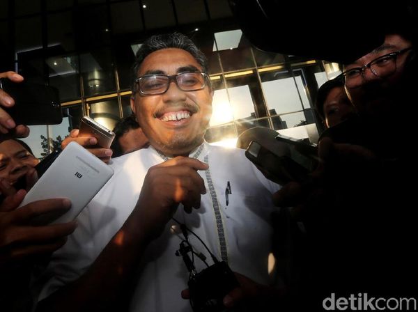Senyum Kader PKB Usai Diperiksa KPK Soal Suap Taufik Kurniawan