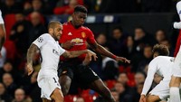 MU mencoba mengejar nilai di waktu akhir pertandingan, namun bukannya mendapatkan poin Pogba justru mendapatkan kartu kuning kedua usai melanggar Alves di menit ke-89. Hingga laga usai tak ada lagi gol tercipta. Phil Noble/Reuters.