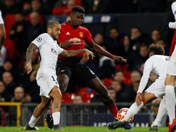 MU mencoba mengejar nilai di waktu akhir pertandingan, namun bukannya mendapatkan poin Pogba justru mendapatkan kartu kuning kedua usai melanggar Alves di menit ke-89. Hingga laga usai tak ada lagi gol tercipta. Phil Noble/Reuters.