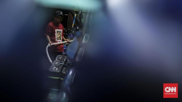 Penjual mengisi air bersih di depot pengisian air di kawasan Empang Lapangan, Penjaringan, Jakarta, 13 Februari 2019. Warga dikawasan tersebut membeli air bersih jerigen karena tidak mampu memasang air pam. ( CNN Indonesia/ Hesti Rika )