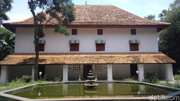 Foto: Konon Gedung di Cirebon Ini Dibangun Sehari Semalam