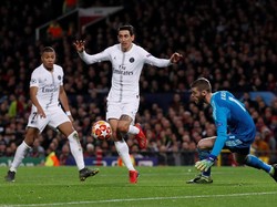 Saling mengejar peluang untuk membobol gawang lawan, Angel Di Maria menjadi yang pertama mengancam gawang MU. Phil Noble/Reuters.