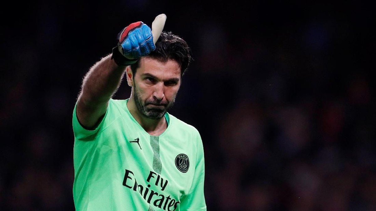 Gianluigi Buffon menyebut PSG menang mudah karena pengaruh tim dan keuntungan dari MU. (Phil Noble/Reuters)