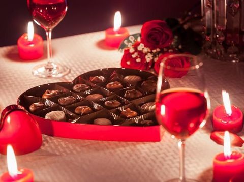 Rayakan Hari Valentine, Hiasan Hati dan Cokelat Mulai Terlihat di Arab Saudi