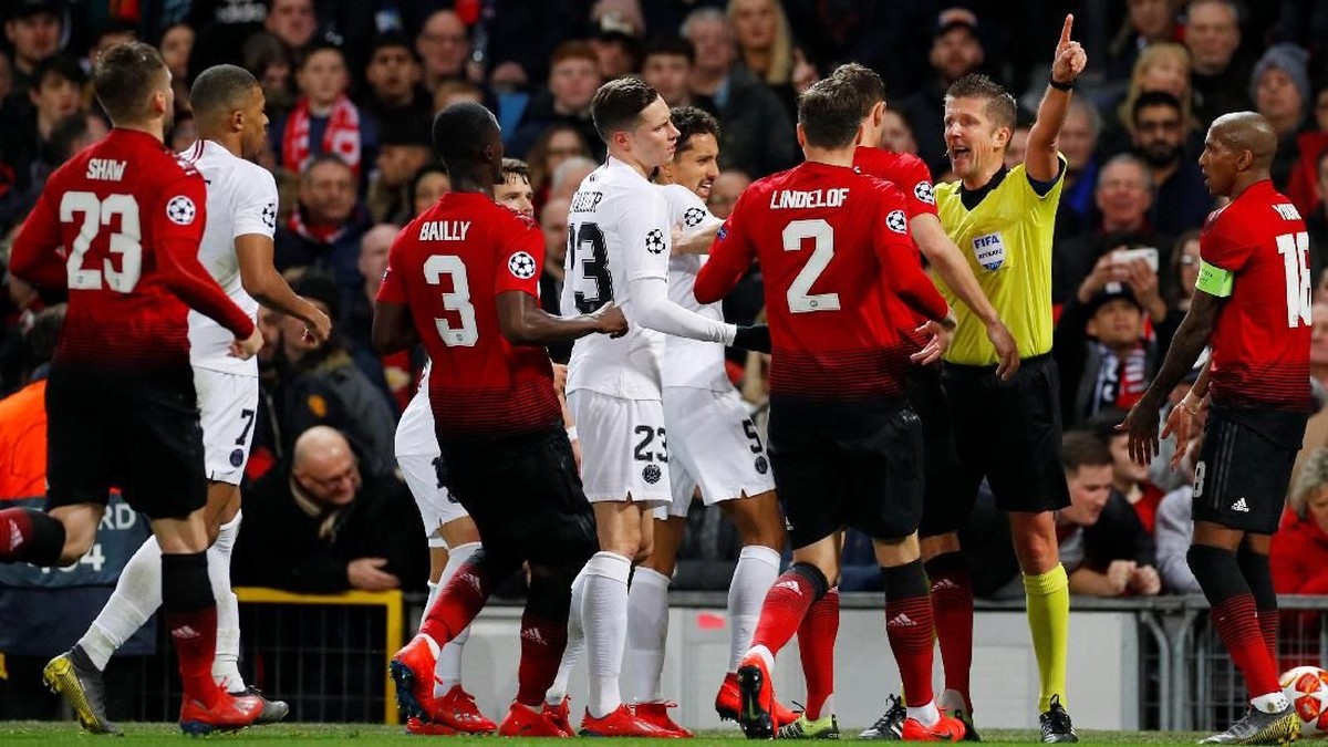 Laga Manchester United vs PSG di babak 16 besar Liga Champions berlangsung dengan tensi tinggi. (Foto: Phil Noble/Reuters)