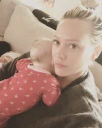 Haruskah Ibu Merasa Bersalah Saat Sakit Seperti Hilary Duff