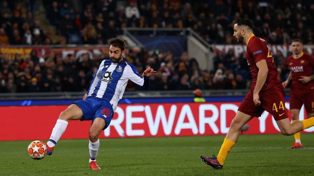 Adrian Lopez mencetak satu gol Porto di laga melawan AS Roma (Foto: Paolo Bruno/Getty Images)
