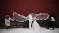 Seru hingga Romantis, Cara Warga Menikmati Salju Turun di China