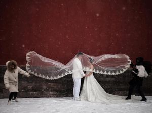 Seru hingga Romantis, Cara Warga Menikmati Salju Turun di China