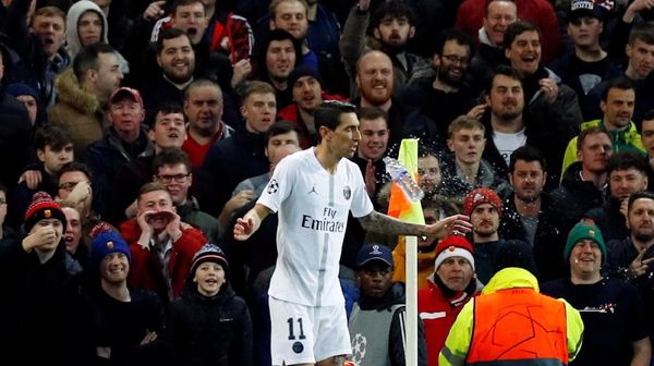 Di Maria Pulang ke MU: Ditimpuk Botol, Ditabrak Young, Bikin 2 Assist