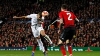 Masuk babak kedua PSG tak mengendurkan ancaman. Di menit ke-53 umpan silang Dani Alves ditanduk Mbappe dan ditepis De Gea menghasilkan sepak pojok. Jason Cairnduff/Reuters.