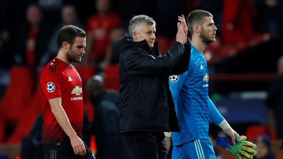 Manajer  Manchester United Ole Gunnar Solskjaer memberi applause usai timnya kalah 0-2 dari PSG. (Foto: Phil Noble/Reuters)