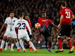 Tak tinggal diam, di menit ke-16 Paul Pogba mencoba mengancam balik gawang PSG, namun umpannya terlalu dekat dengan Gianluigi Buffon ketimbang ke Jesse Lingard. Phil Noble/Reuters.