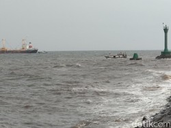 Demi Dapur Ngebul, Nelayan Probolinggo Melaut Meski Cuaca Buruk