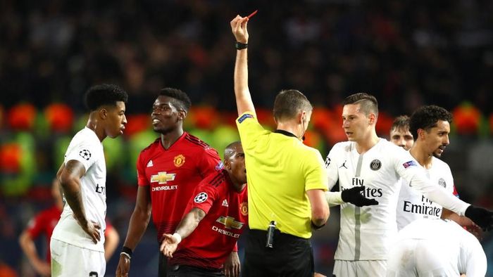 Paul Pogba meminta maaf ke pemain MU setelah dirinya dikartu merah dalam laga dengan Paris Saint Germain di Liga Champions (Michael Steele/Getty Images) Paul Pogba meminta maaf ke pemain MU setelah dirinya dikartu merah dalam laga dengan Paris Saint Germain di Liga Champions (Michael Steele/Getty Images)