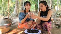 YouTuber Kamboja Ini Masak dan Makan Puluhan Tarantula Goreng