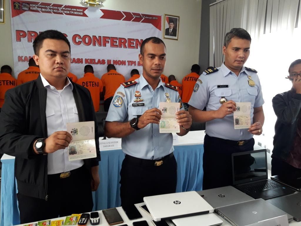 Imigrasi Bekasi Amankan 11 WNA di Apartemen Centerpoint Imigrasi Bekasi Amankan 11 WNA di Apartemen Centerpoint