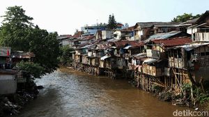 Potret Pemukiman Kumuh di Bantaran Sungai Ciliwung