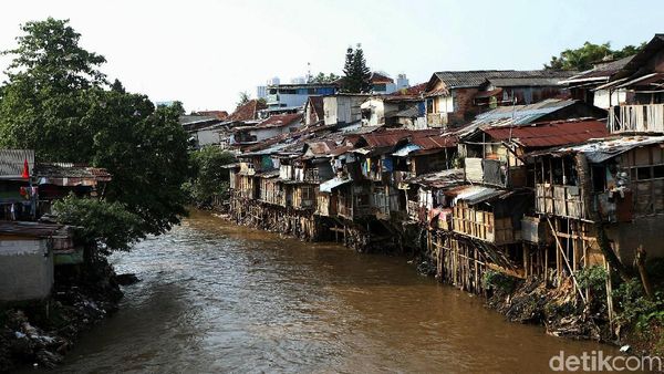 Potret Pemukiman Kumuh di Bantaran Sungai Ciliwung
