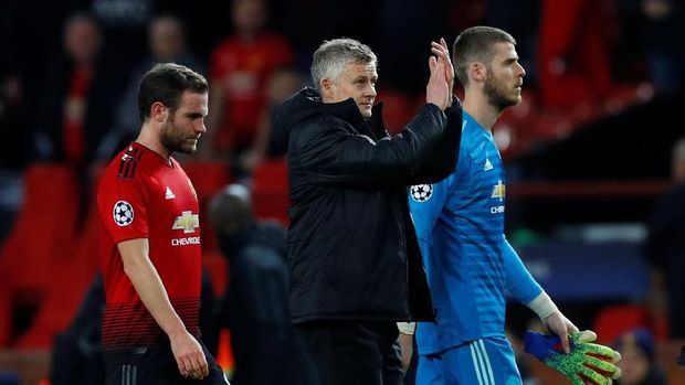Manchester United mendapat hukuman karena tangga stadion dipenuhi oleh suporter.