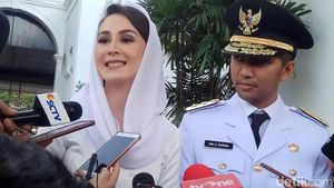 Senyum Semringah Arumi Bachsin saat Dampingi Suaminya Dilantik