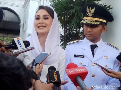 Senyum Semringah Arumi Bachsin saat Dampingi Suaminya Dilantik
