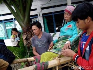 Miris! Bertahun-tahun Pasien di Rampi Harus Ditandu Puluhan Kilometer Miris! Bertahun-tahun Pasien di Rampi Harus Ditandu Puluhan Kilometer