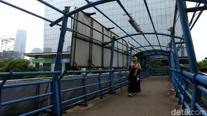 Duh, Begini Penampakan JPO Compang-camping di Kuningan