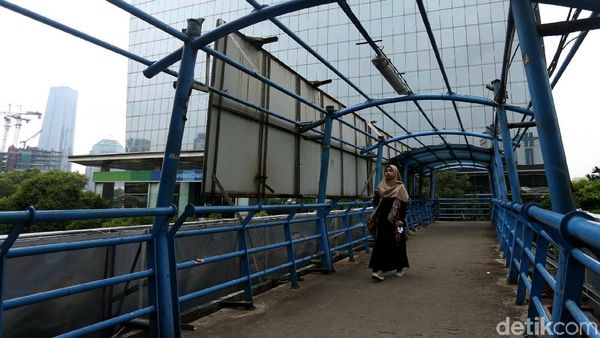 Duh, Begini Penampakan JPO Compang-camping di Kuningan