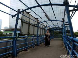 Duh, Begini Penampakan JPO Compang-camping di Kuningan