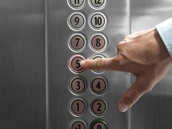 2 WNI Positif Corona, Pengunjung Mal Diimbau Tak Pencet Tombol Lift