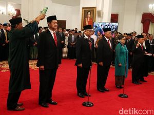 Jokowi Lantik 5 Duta Besar RI di Istana Jokowi Lantik 5 Duta Besar RI di Istana