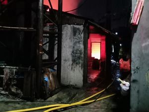 Kebakaran Landa Permukiman Padat di Kalideres Jakarta Barat Kebakaran Landa Permukiman Padat di Kalideres Jakarta Barat