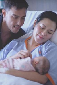 Kebahagian Raisa dan Hamish Daud Sambut Anak Pertama/