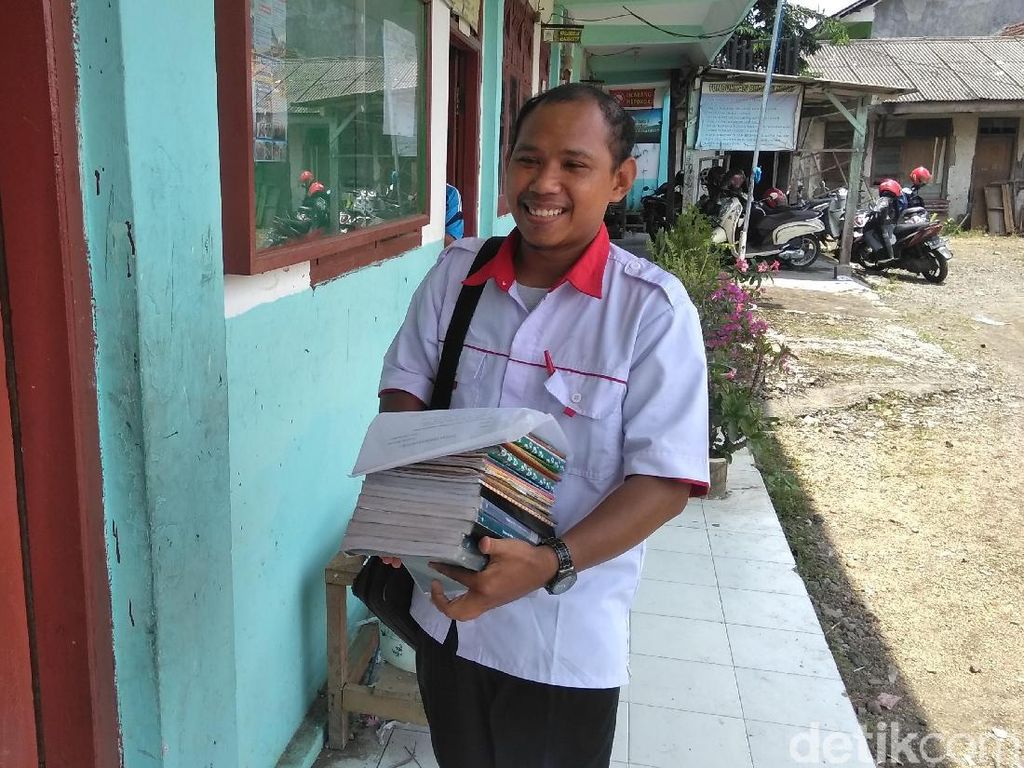 Guru yang Ditantang Siswa Tolak Undangan Tampil di TV, Apa Alasannya? Guru yang Ditantang Siswa Tolak Undangan Tampil di TV, Apa Alasannya?
