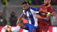 Tiga menit berselang, Porto gantian mengancam. Melalui Fernando Santos, bola sepakannya juga masih bisa diredam kiper Roma Antonio Mirante. Alberto Lingria/Reuters.