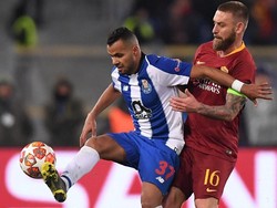 Tiga menit berselang, Porto gantian mengancam. Melalui Fernando Santos, bola sepakannya juga masih bisa diredam kiper Roma Antonio Mirante. Alberto Lingria/Reuters.