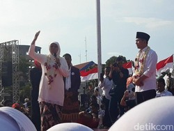 Khofifah Pidato Perdana, Emil Nyanyi Indonesia Pusaka