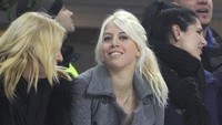 Wanda Nara kerap tampil glamour di setiap kesempatan menemani suaminya bertanding di Giuseppe Meazza. (Getty Images0