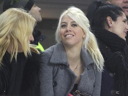 Wanda Nara kerap tampil glamour di setiap kesempatan menemani suaminya bertanding di Giuseppe Meazza. (Getty Images0