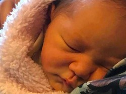 Digendong Hamish Daud, Zalina Lucu Banget Pakai Baju Strawberry