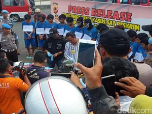 Polisi Jemur Anggota Geng Motor, Warga Gemas: Biar Jera!