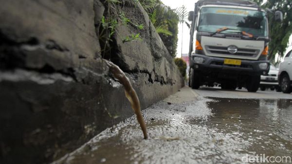 Ini Lho Penyebab Jalan KH Noer Ali Rusak Parah