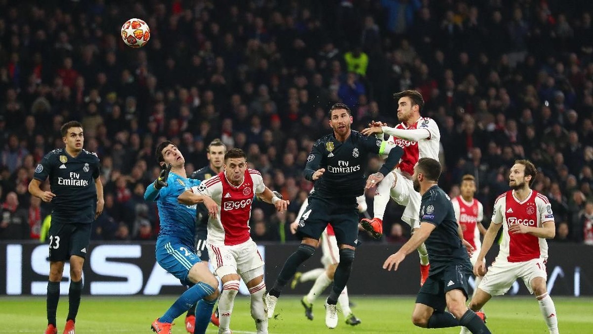Gol Ajax ke gawang Real Madrid yang dicetak Nicolas Tagliafico dianulir wasit lewat VAR (Foto: Lars Baron/Getty Images)